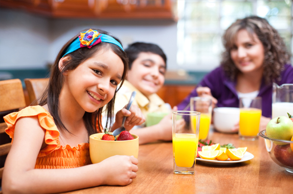 kids-eating-breakfast-with-mom