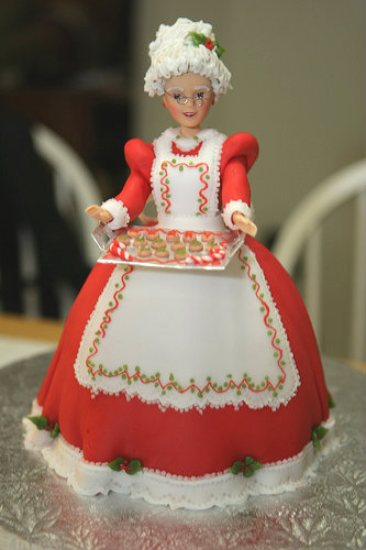 20-Inspirational-Christmas-cake-Ideas-this-winter-Barbie-as-Santa