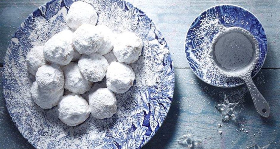 recipe_main_main-recipe-akis-petretzikis-kourabiedes-87141203_29465_glyka_koyrampiedes