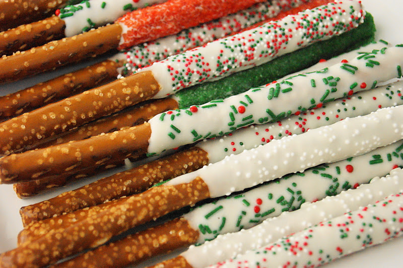 Christmas-White-Chocolate-Dipped-Pretzel-Rods (1)